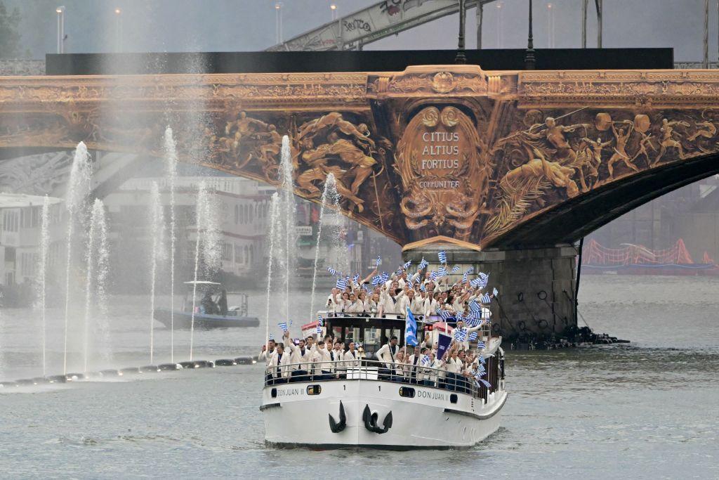 La delegación de Grecia recorre en barco el río Sena en la ceremonia inaugural de los Juegos Olímpicos París 2024.