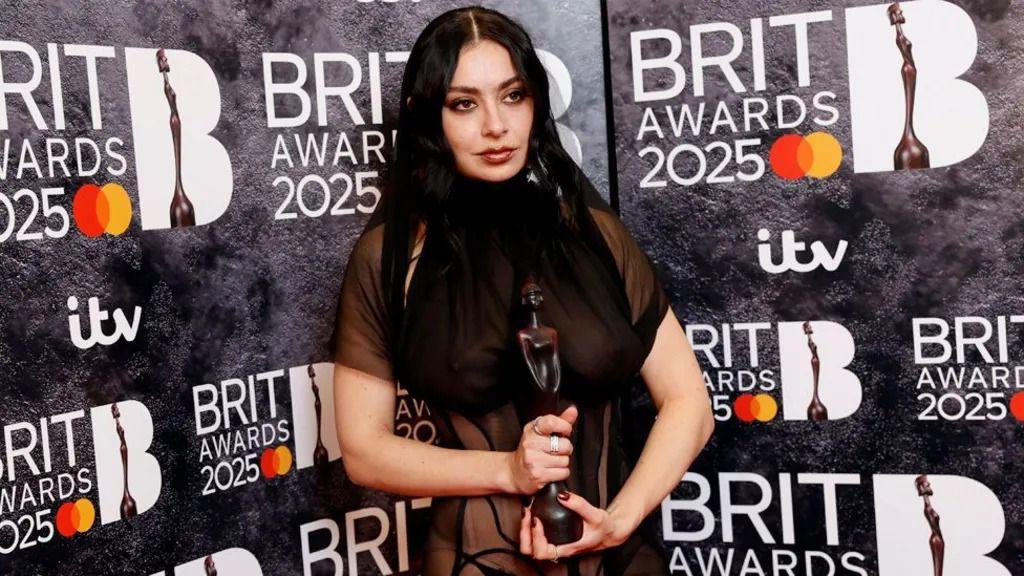 Pevačica Charli XCX drži nagradu BRIT