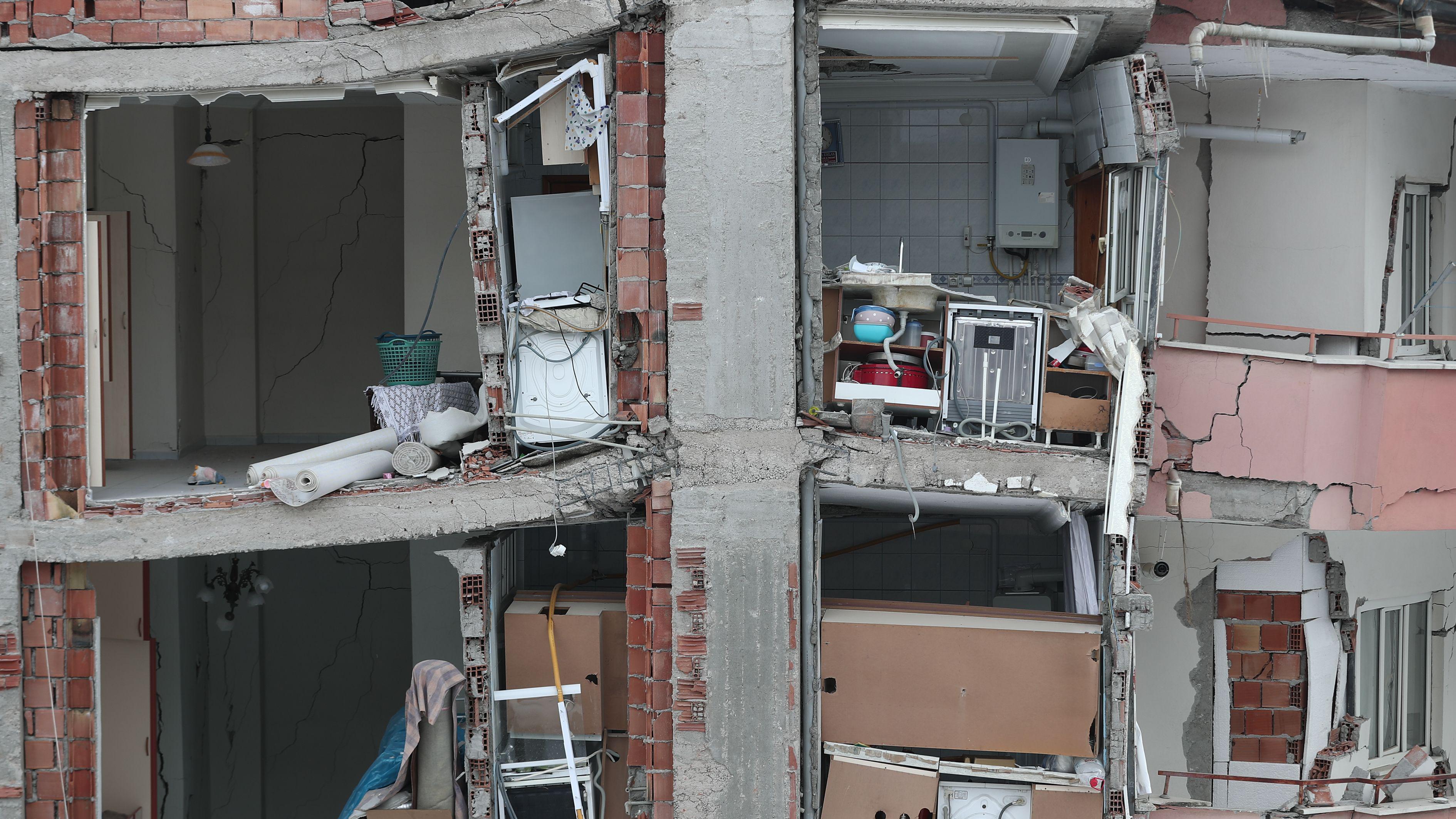 Pemandangan bangunan yang runtuh sebagian setelah gempa besar di distrik Elbistan di Kahramanmaras, Turki, 08 Februari 2023.