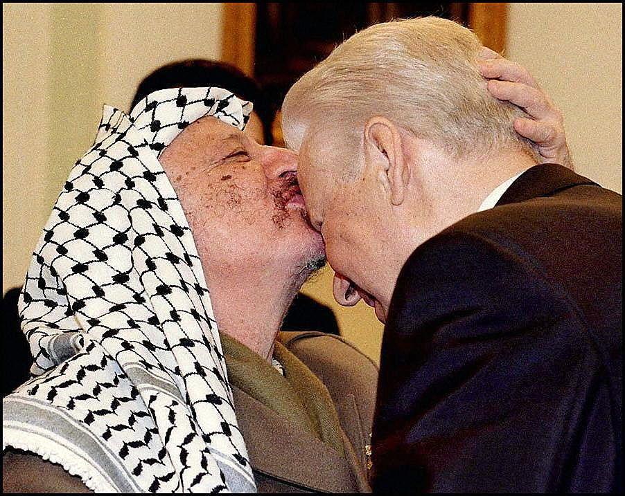 Yasser Arafat beijando Boris Yeltsin em 1997