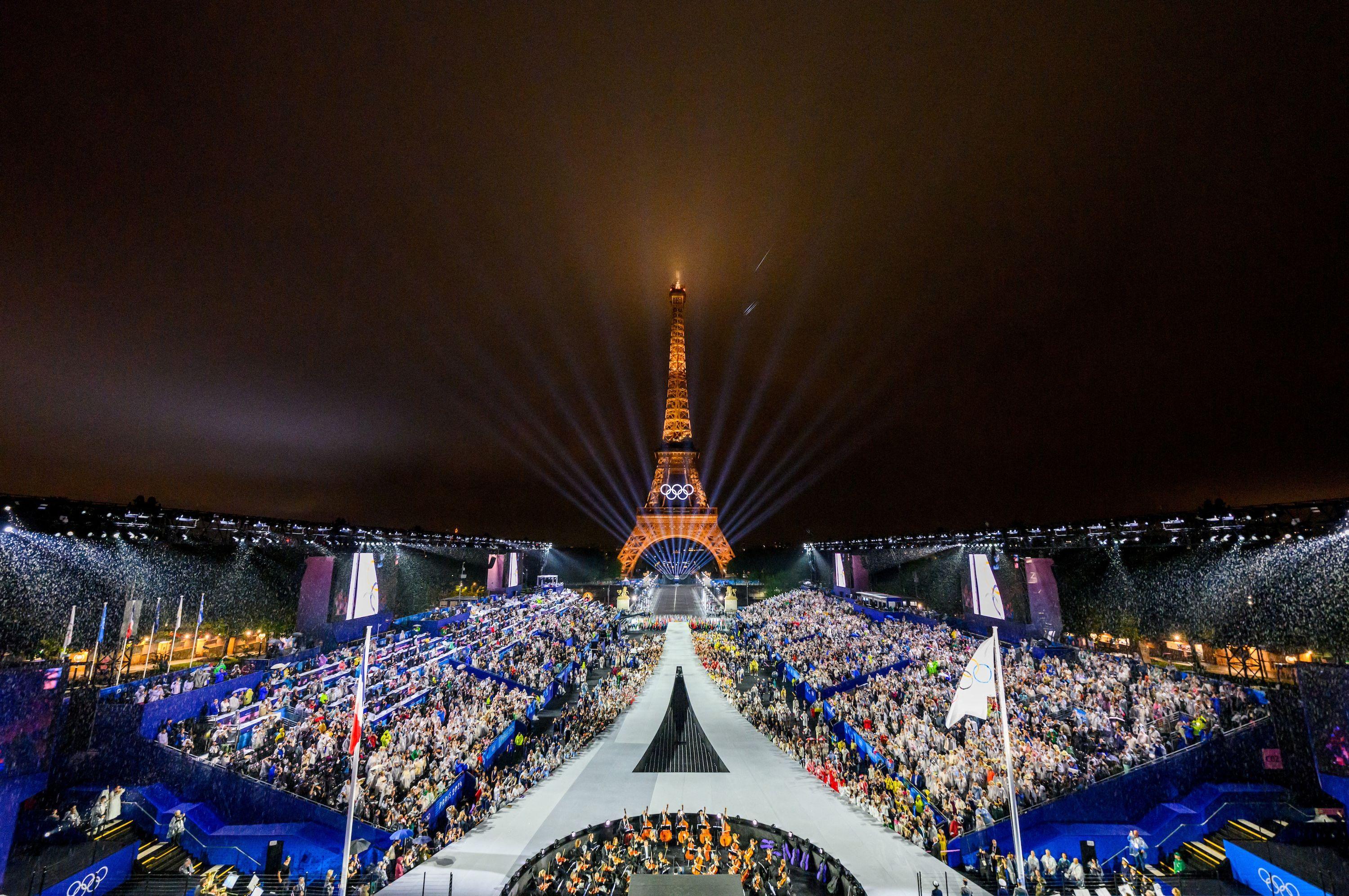 Trocadero, com a Torre Eiffel ao fundo, enquanto a bandeira olímpica é hasteada, durante a cerimônia de abertura dos Jogos Olímpicos de Paris 2024