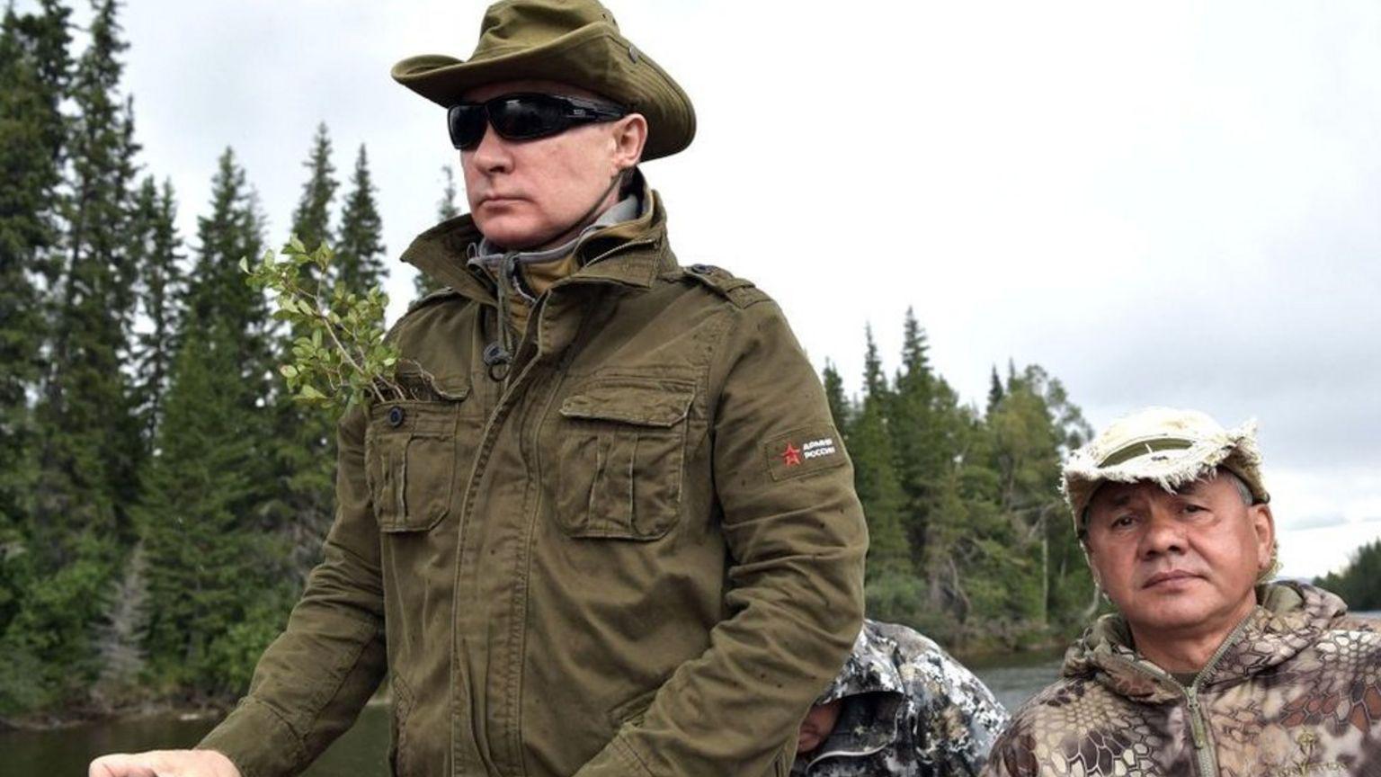 Vladimir Putin y Sergei Shoigu pescando