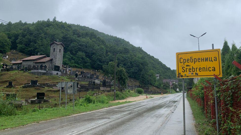 Estrada em primeiro plano com vista de Srebrenica ao fundo