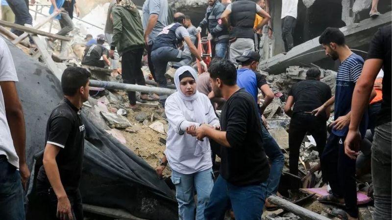 Palestinos procuram vítimas em local de ataque israelense, no sul da Faixa de Gaza