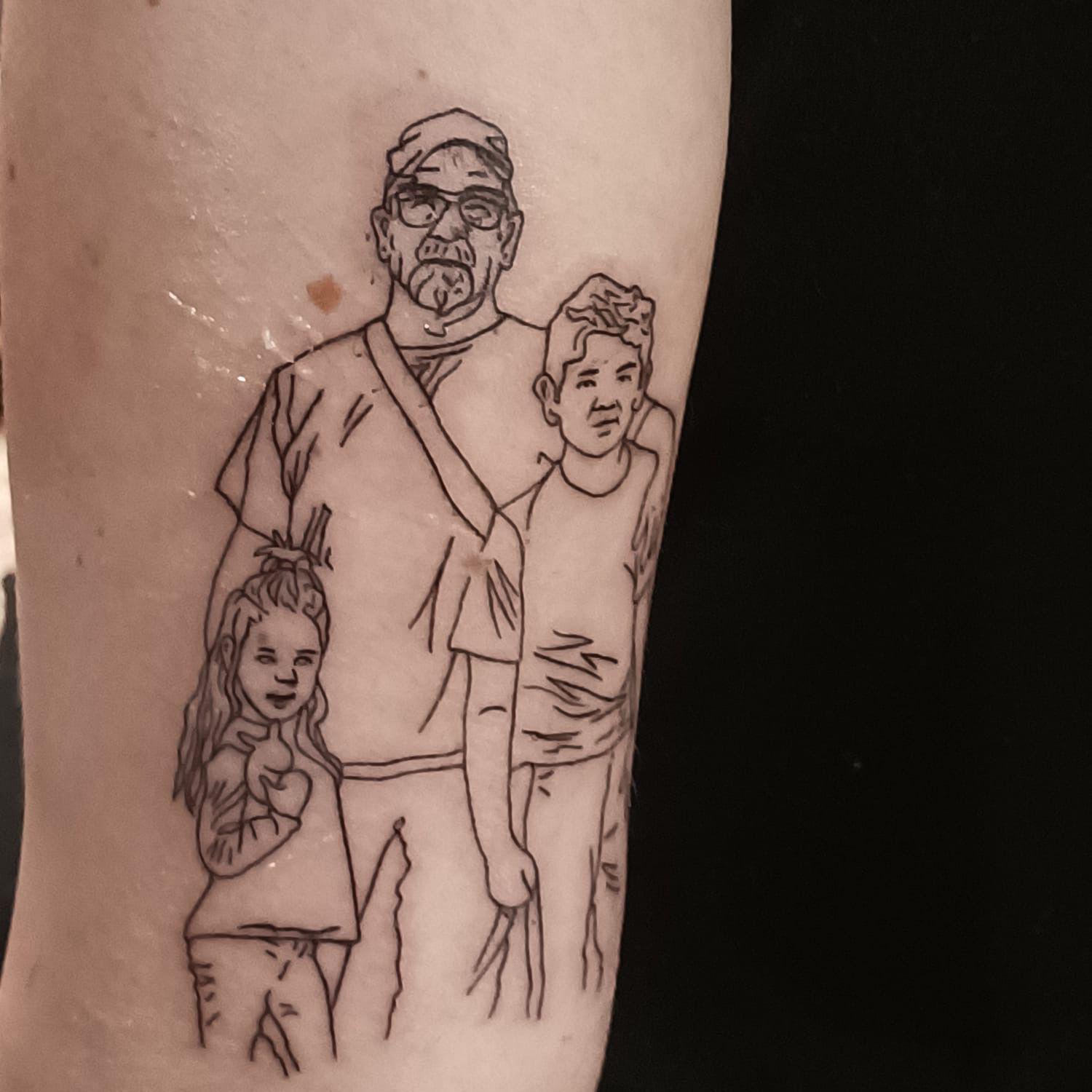 Tatuaje de Saray con la imagen de su padre junto a sus nietos.