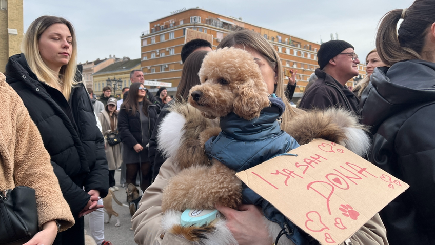 Vlasnica sa psom na protestu