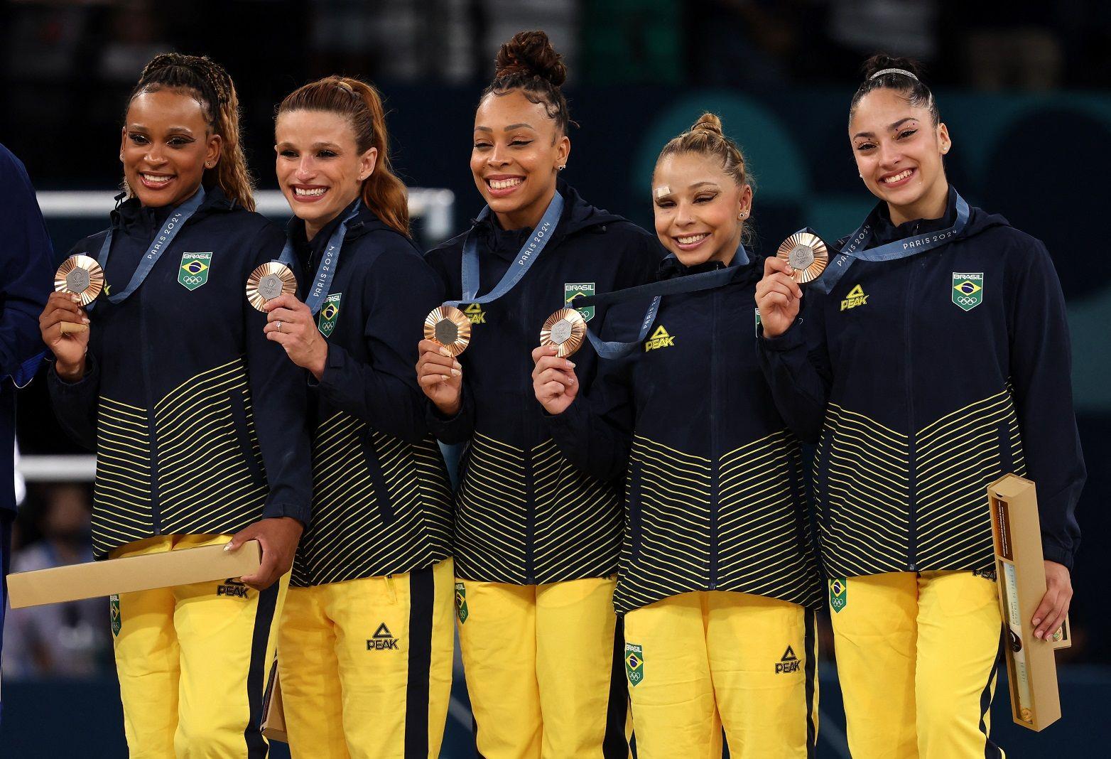 Rebeca Andrade, Jade Barbosa, Lorrane Oliveira, Flávia Saraiva e Julia Soares seguram medalha de prata conquistada após final por equipes nos Jogos Olímpicos de Paris 2024