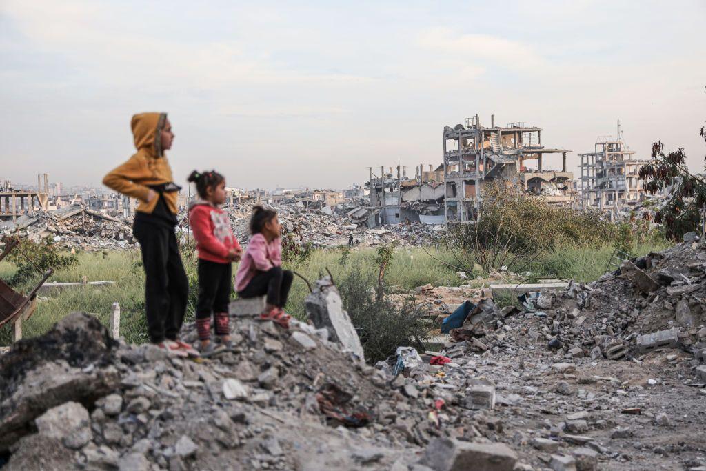 Unos niños en las ruinas de Gaza.