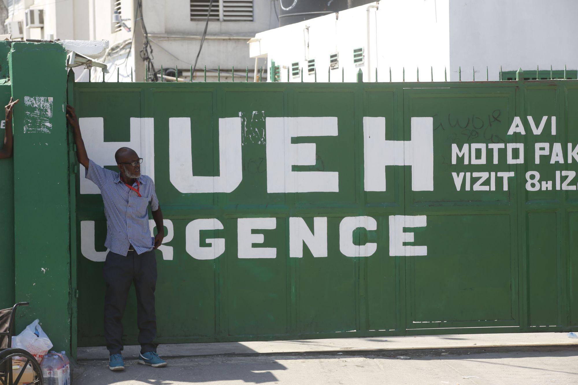 Entrada del Hospital Universitario Estatal de Haití (HUEH).