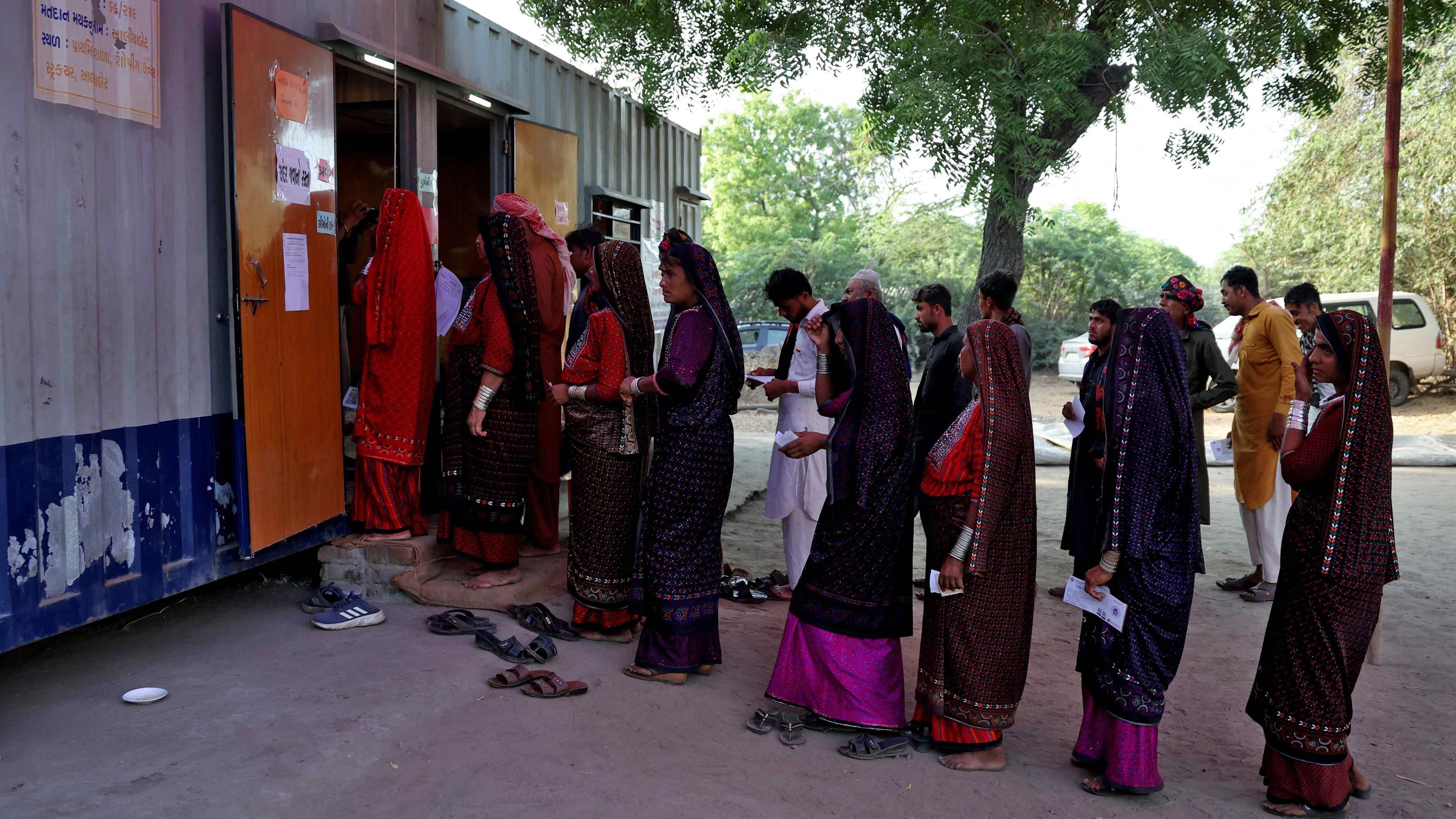 지난 5월 7일 구자라트주에서 자트족 주민들이 투표하는 모습