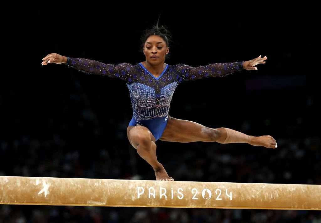 Simone Biles en la barra de equilibrio