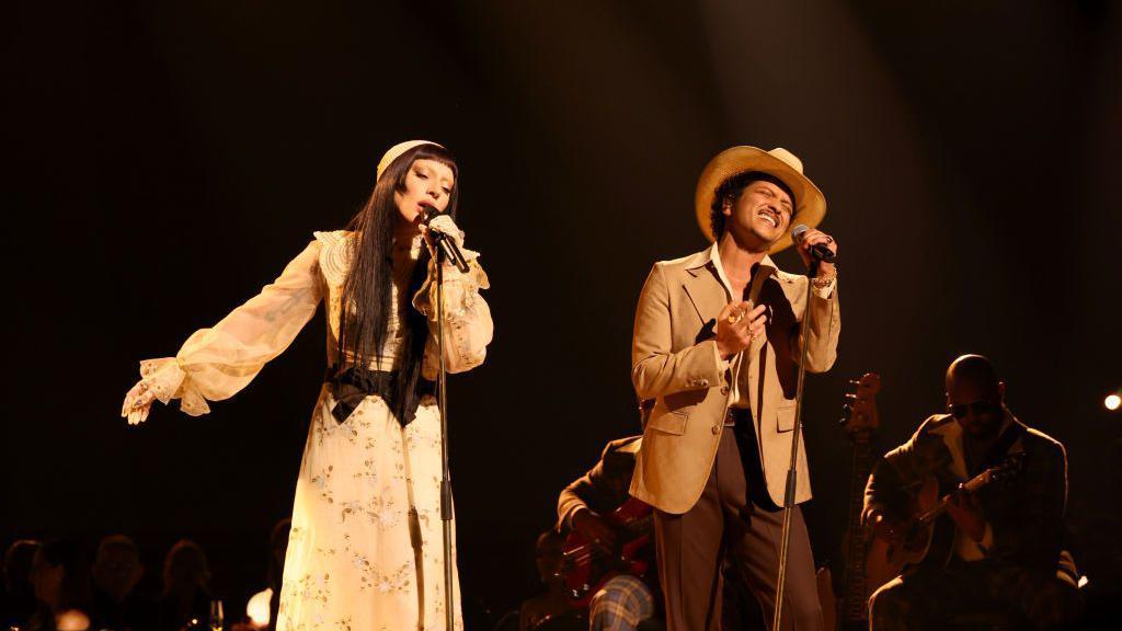 lady gaga y bruno mars durante su presentación en los grammy 