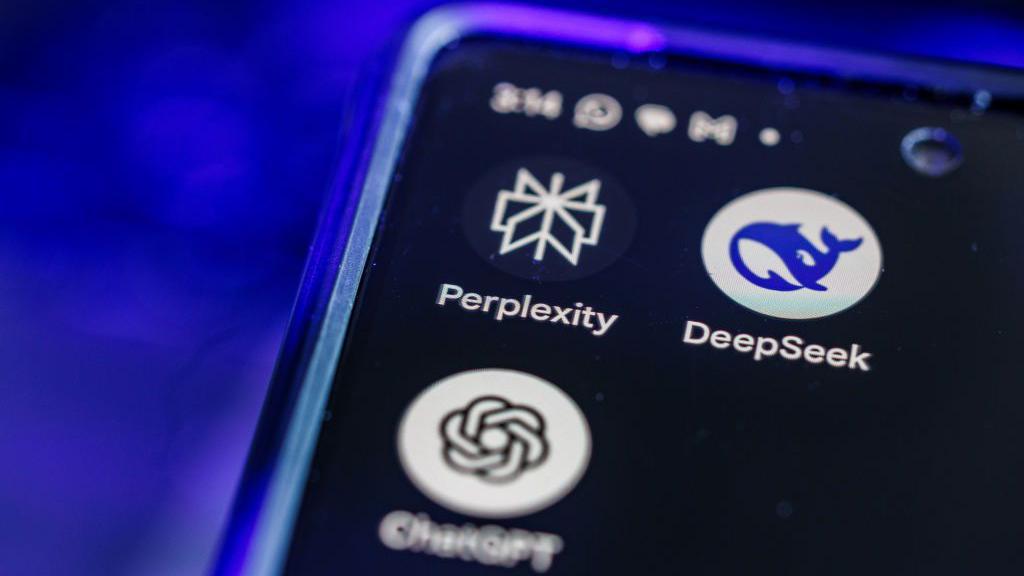 Pantalla de móvil con los iconos de Perplexity, DeepSeek y ChatGPT