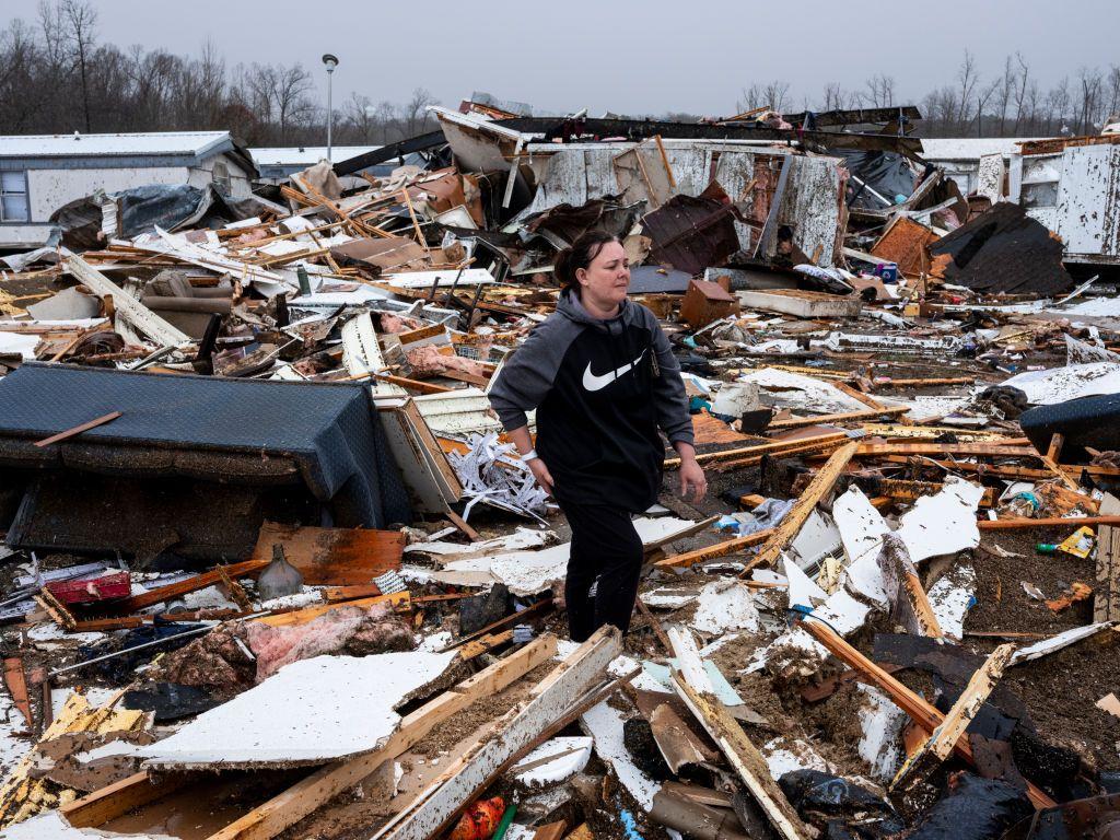 Stevie Kara mencari barang-barang pribadinya setelah rumahnya hancur diterjang tornado di Poplar Bluff, Missouri, Sabtu (15/03). 