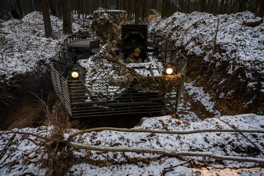 Soldados ucranianos en un tanque en Kursk.