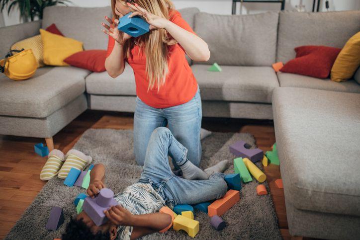 Mãe e filho brincando