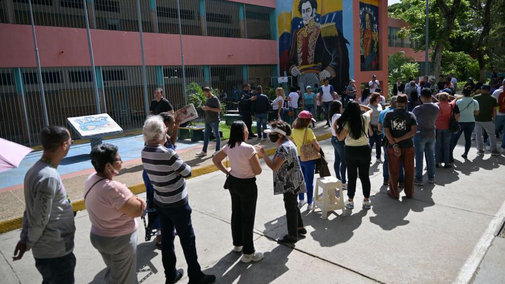 Venezolanos haciendo fila para votar en Caracas