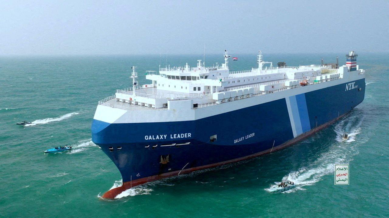 Kapal kargo Galaxy Leader dikawal oleh kapal-kapal Houthi di Laut Merah