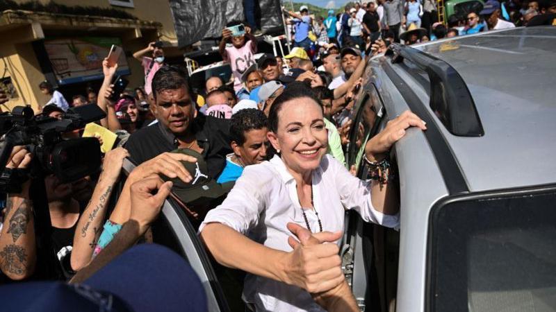 Machado cumprimentando apoiadores na rua