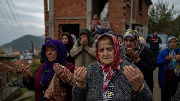Amasra maden ocağı patlaması dua eden kadınlar