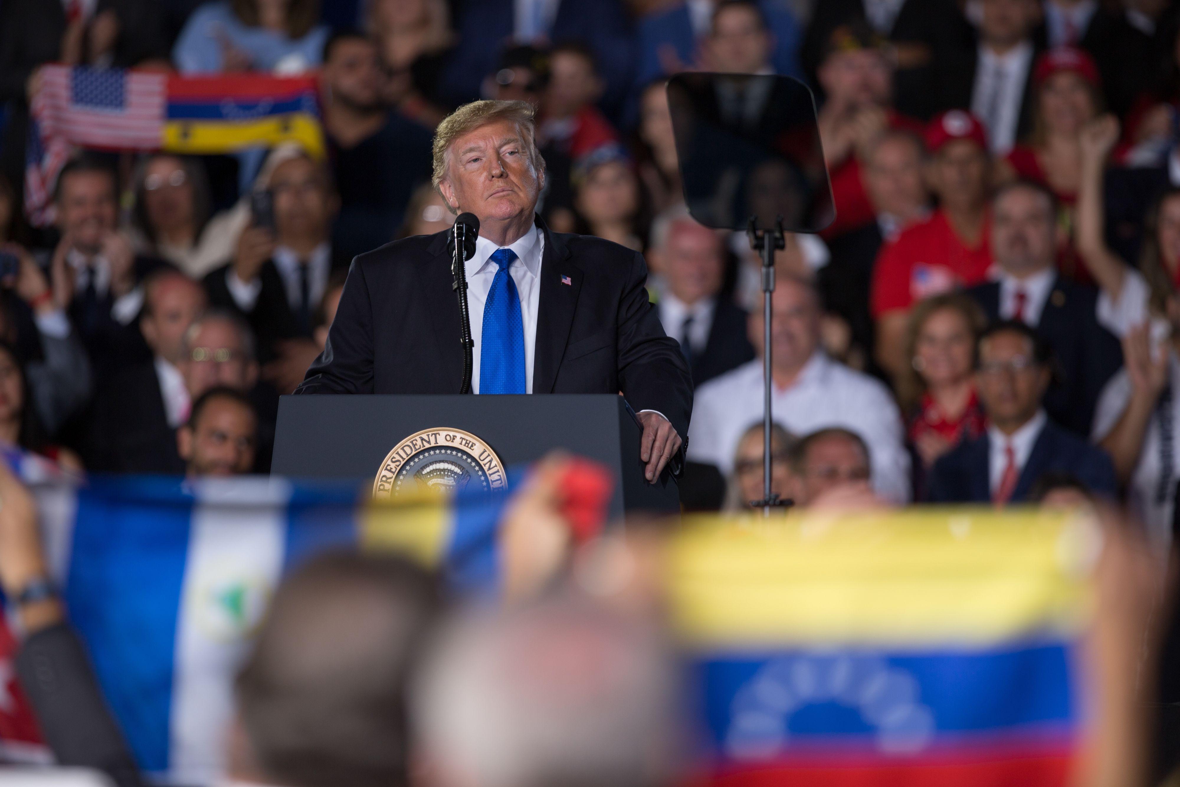 Trump habla con banderas venezolanas a la vista