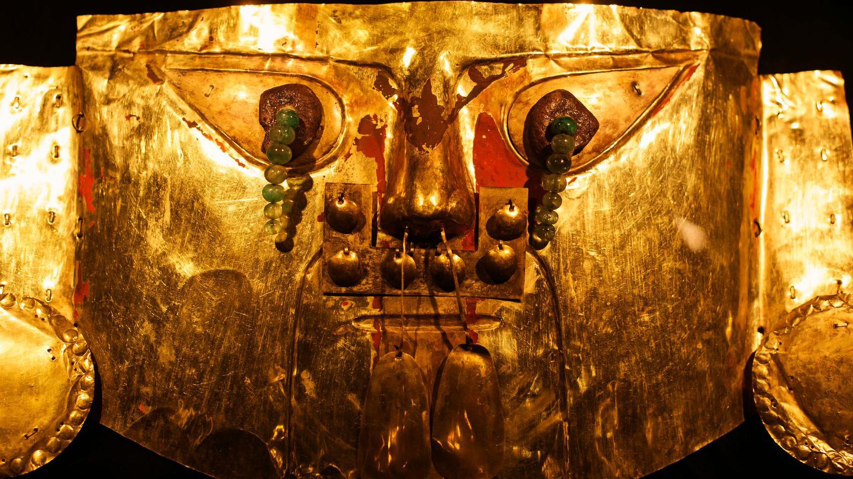 Máscara de oro de época de los incas. 