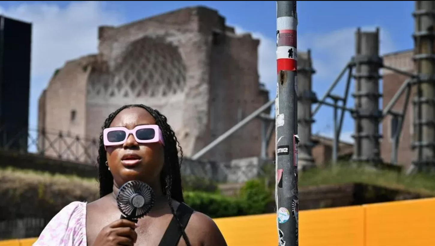 امرأة تستخدم المروحة اليدوية في روما