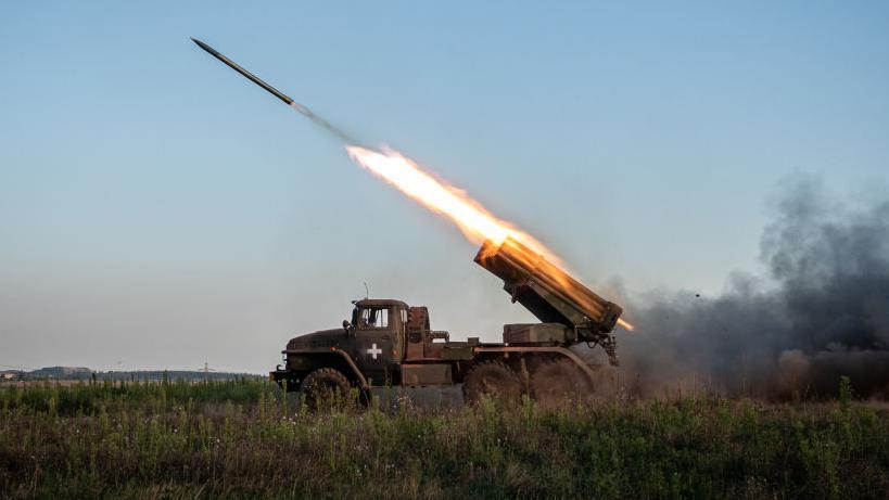 Un misil de la defensa ucraniana es disparado en Donetsk en dirección de Bajmut
