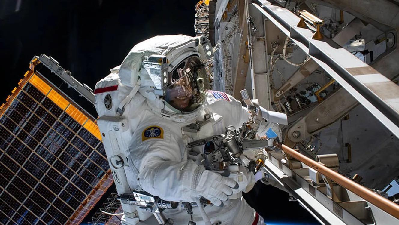 Foto de astronauta na estação espacial internacional