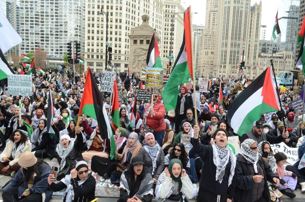 متظاهرون مؤيدون للفلسطينيين في مدينة شيكاغو للاحتجاج على الهجمات الإسرائيلية على غزة، في 20 أبريل/نيسان 2024.