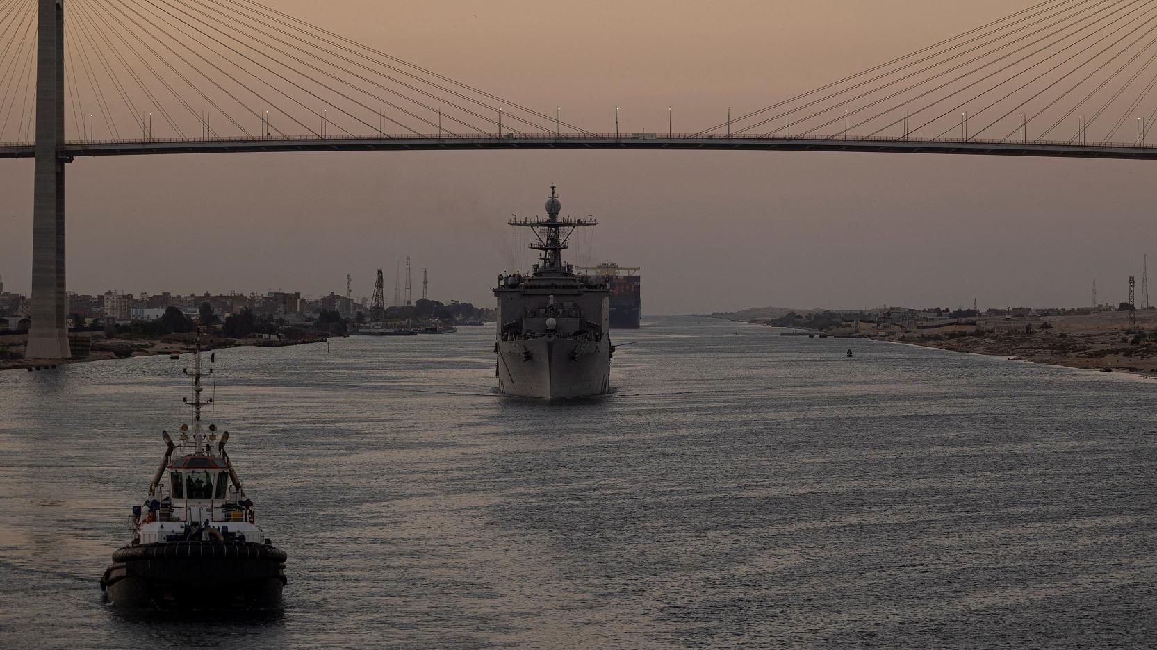 السفينة الأمريكية يو إس إس كارتر هول تعبر قناة السويس.