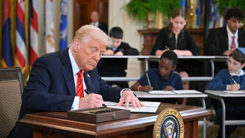 Trump firma la orden ejecutiva para empezar a desmantelar el Departamento de Educación de EE.UU.