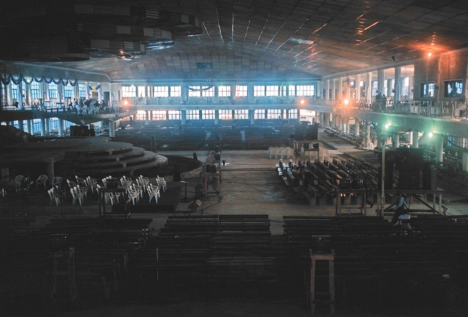 Dentro da Igreja Sinagoga de Todas as Nações em Lagos, fundada por TB Joshua