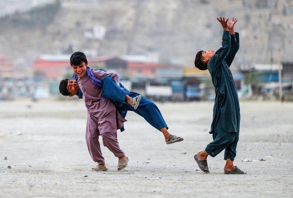 أولاد أفغان يلعبون
