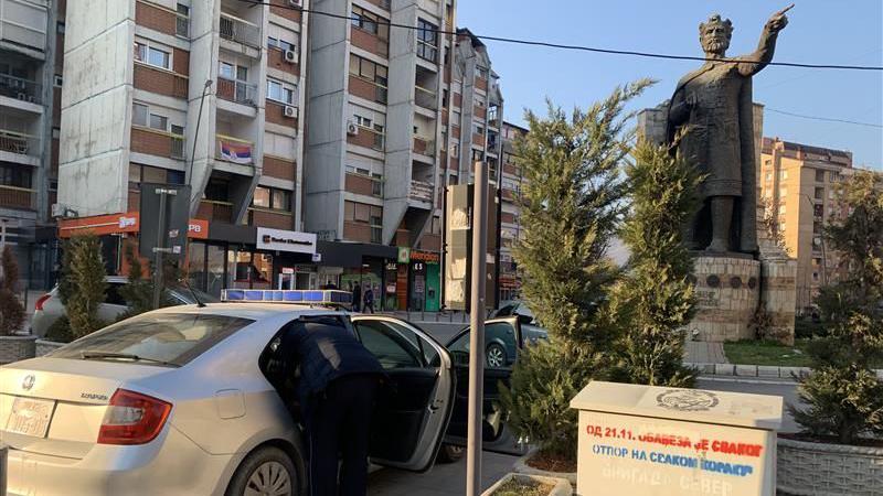 Kosovska policija tik uz spomenik sprskom knezu Lazaru