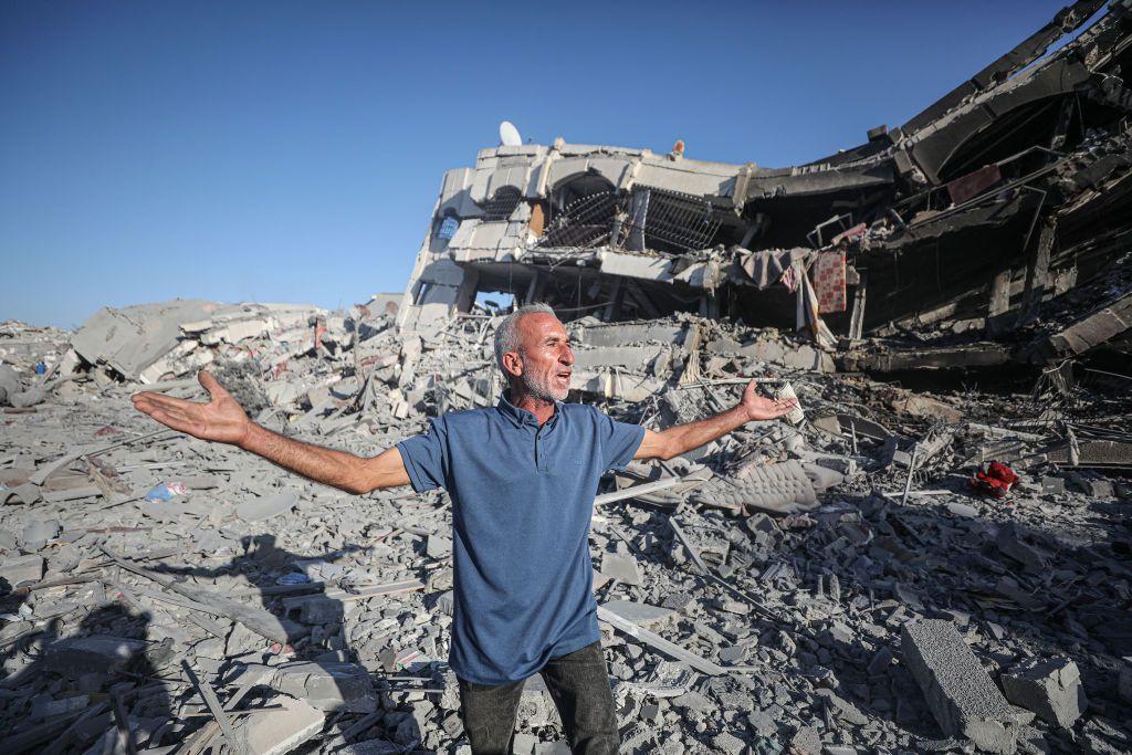 Un hombre se lamenta ante la destrucción en al Azhra