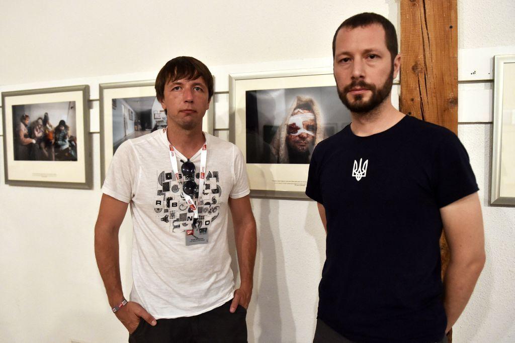 Mstyslav Chernov junto al fotógrafo ucraniano Evgeniy Maloletka 