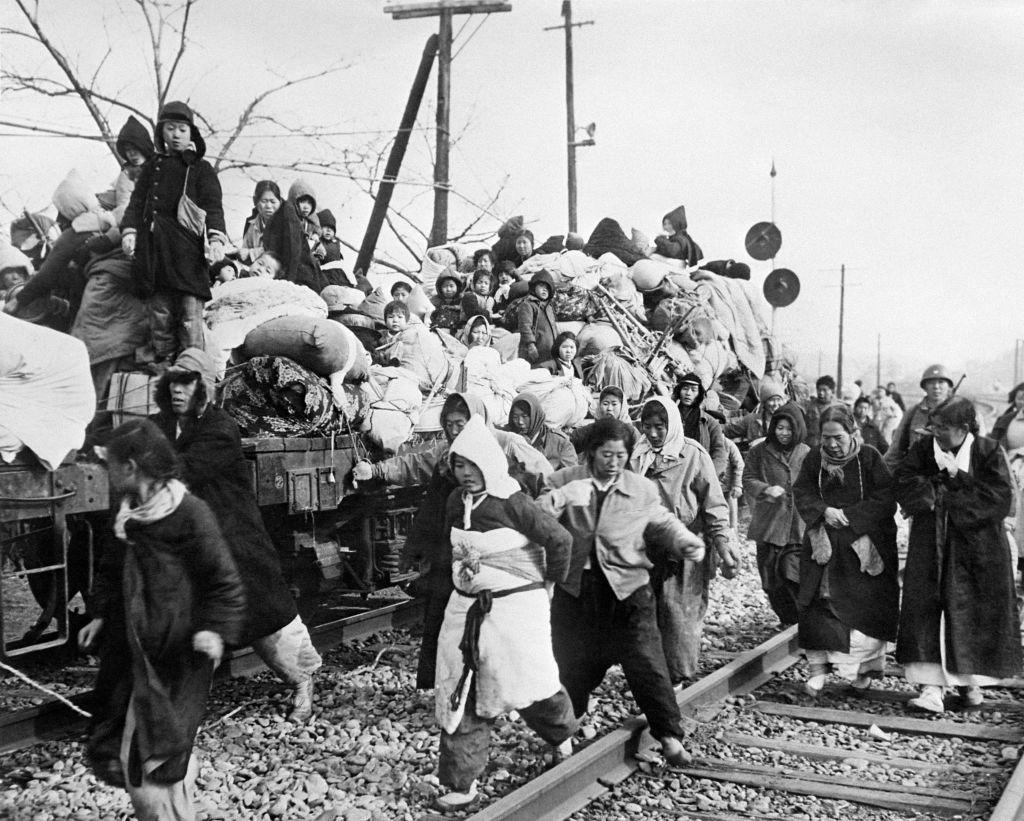 Warga sipil Korea mengungsi ke arah selatan pada January 1951.