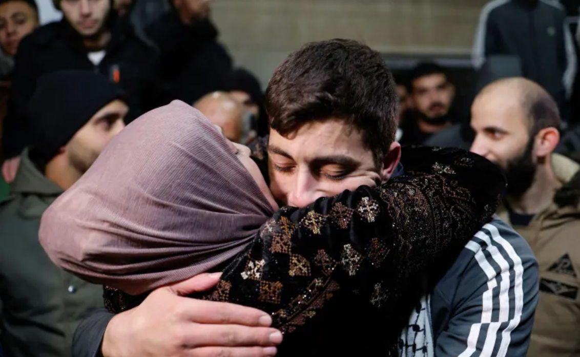 لحظة الإفراج عن معتقل فلسطيني 