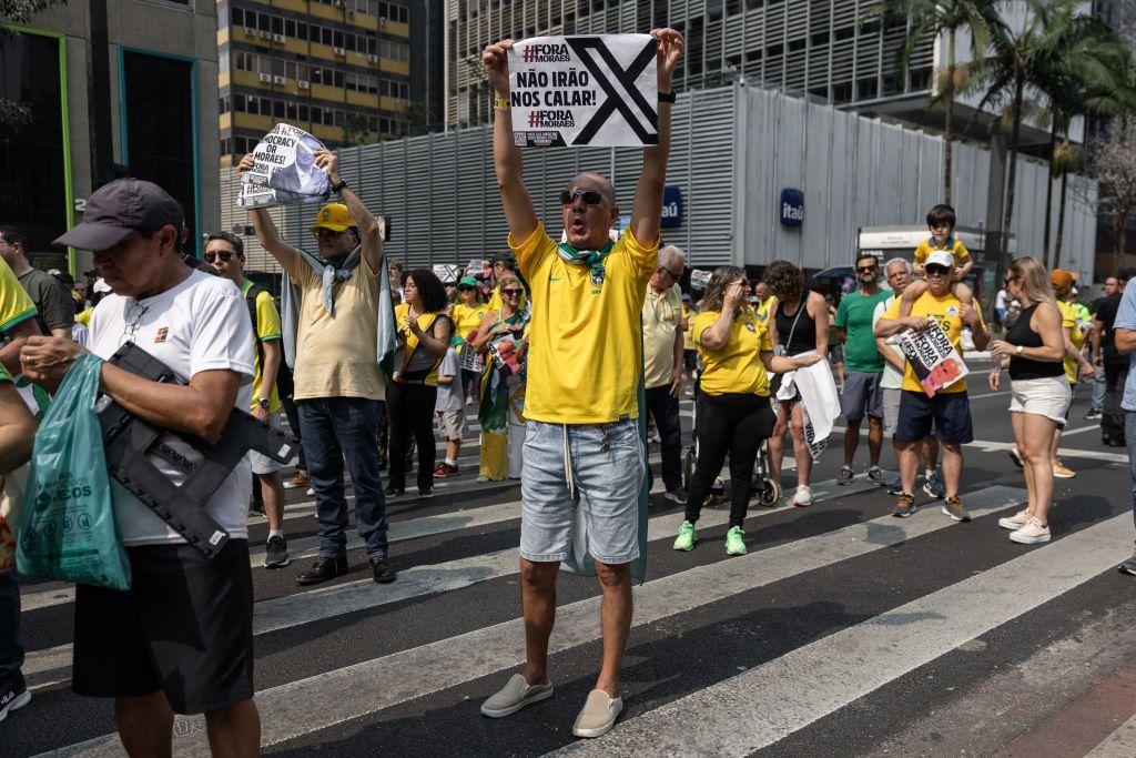 Manifestantes durante um protesto contra a suspensão do X em São Paulo em 7 de setembro de 2024.