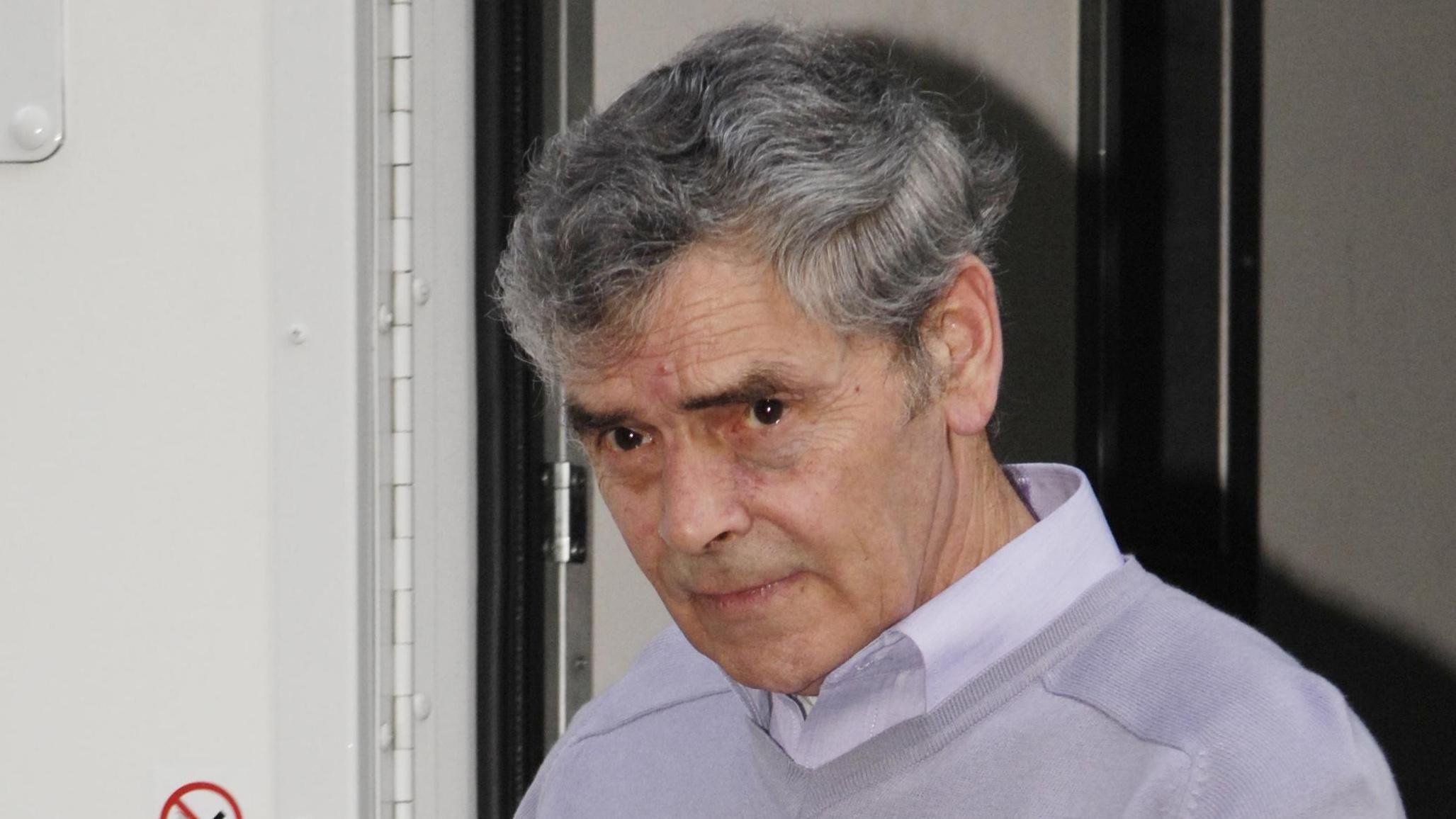 Peter Tobin em 2007 saindo da van da prisão no tribunal em Edimburgo