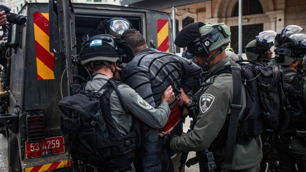 قوات إسرائيلية تعتقل فلسطينيا