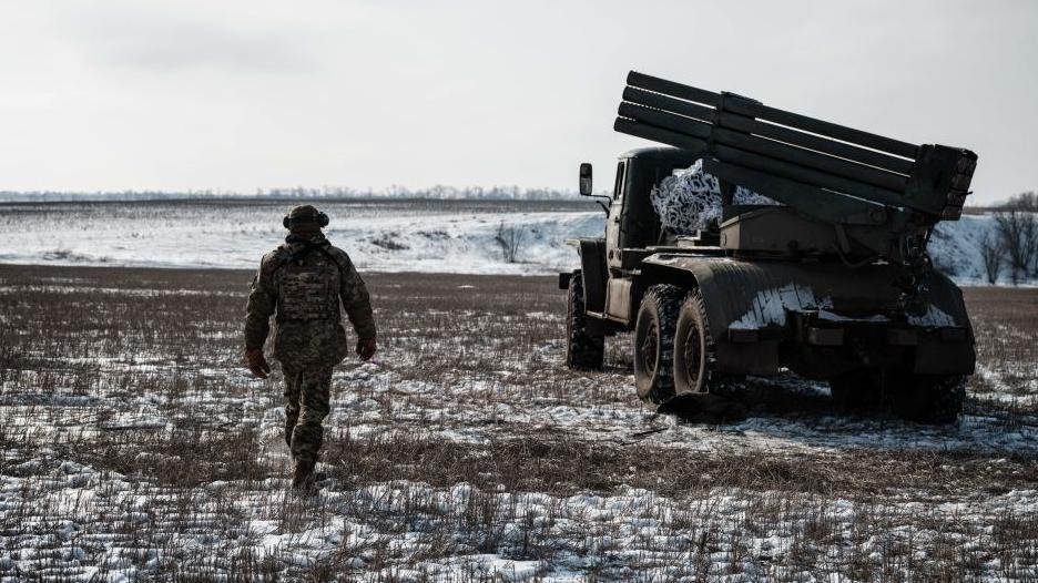 Soldado ucraniano caminha perto de Bakhmut em 7 de fevereiro de 2023, em meio à invasão russa da Ucrânia