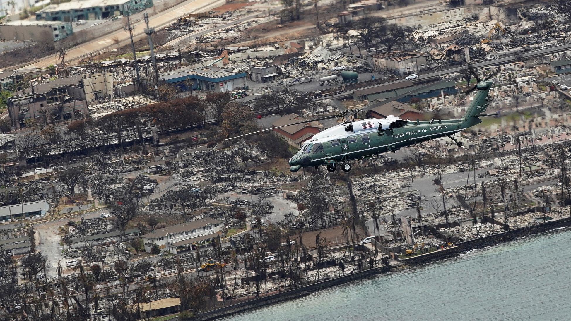 Joe Biden sobrevuela en el helicóptero presidencial la devastada localidad de Lahaina 