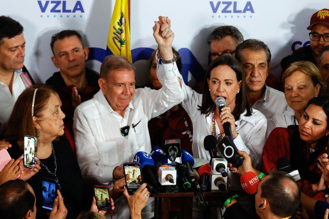 Edmundo González y María Corina Machado tras el anuncio de los resultados del CNE. 