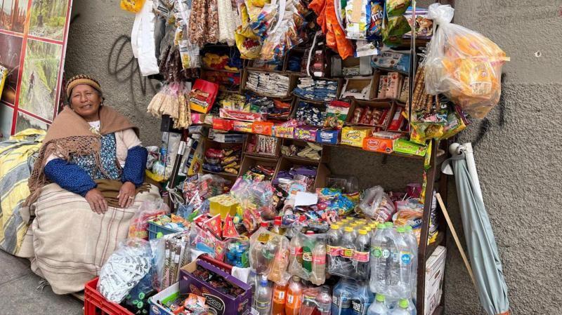 María de Lourdes, quien vende productos alimenticios en las calles de La Paz.