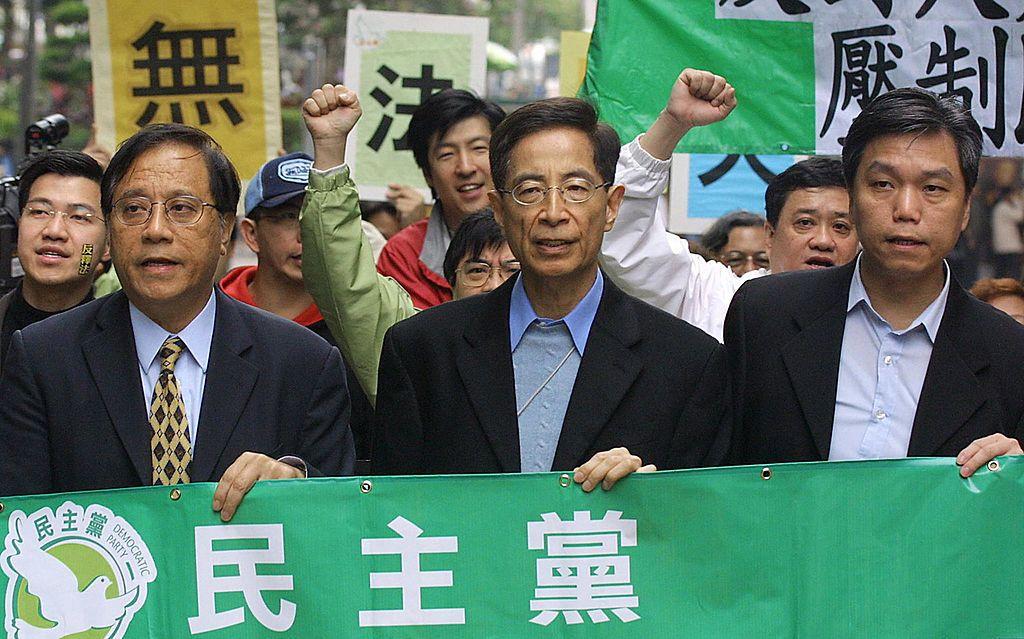 民主黨前立法會議員李柱銘及黨員2004年遊行反對人大釋法。（2004年3月28日）