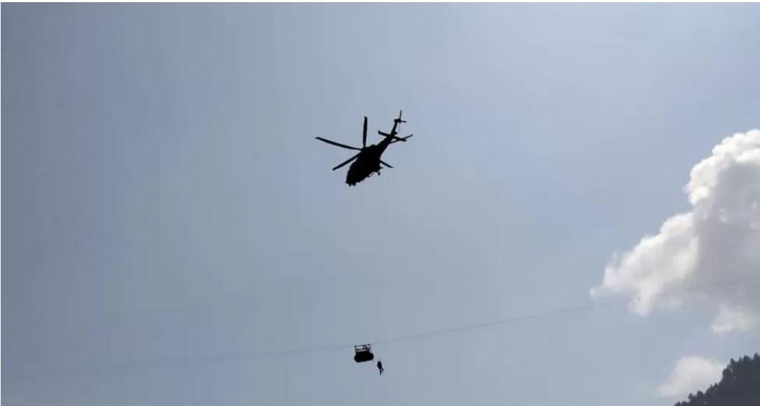 صورة لطائرة هيلوكوبتر لإنقاذ العالقين في التلفريك