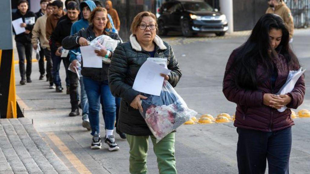 Fila de pessoas para deportação em 21 de janeiro, após a posse de Trump, que prometeu deportação em massa