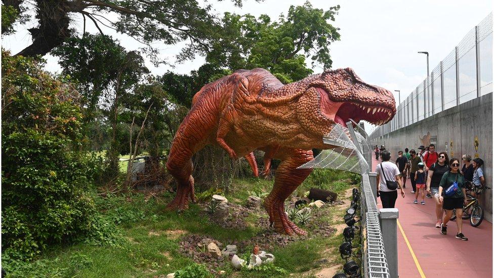 Réplica de dinossauro em tamanho real no aeroporto